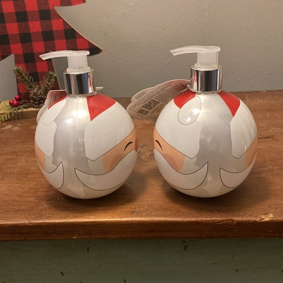 NWT-Set of 2- Peppermint Swirl Scented-Santa 🎅🏻 Hand Soap Dispensers 16.9/bottle - Picture 7 of 16